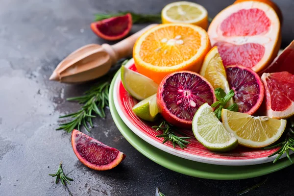 Skivade citrusfrukter på plattan. — Stockfoto