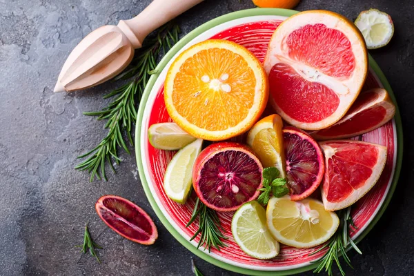 Cítricos en rodajas en el plato . — Foto de Stock