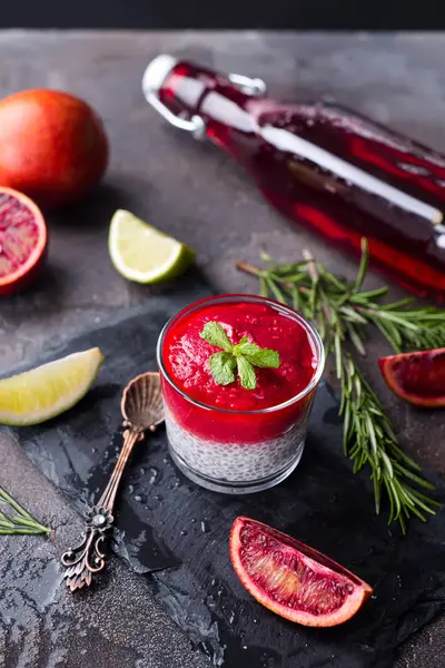 Chia puding kırmızı meyve püresi