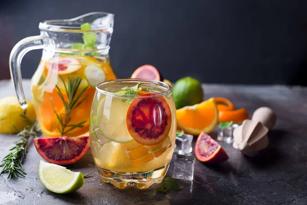 Cocktail refrescante com laranja de sangue vermelho , — Fotografia de Stock