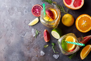 limonata ile kırmızı kan portakal,