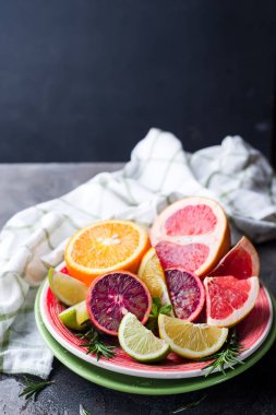 Narenciye meyve tabağına dilimlenmiş.