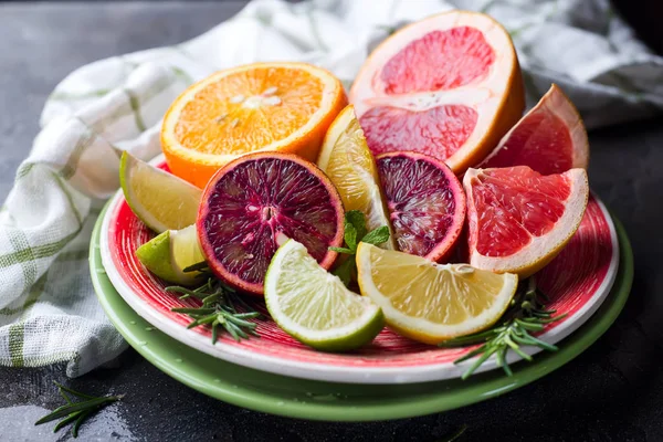 Skivade citrusfrukter på plattan. — Stockfoto