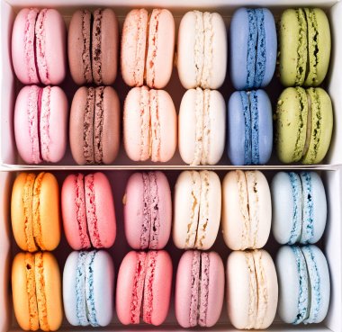 Multicilored acıbadem kurabiyesi döndürme