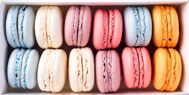 Multicilored acıbadem kurabiyesi döndürme