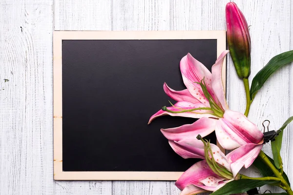 黑板上用鲜花 — 图库照片