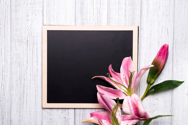 黑板上用鲜花 — 图库照片