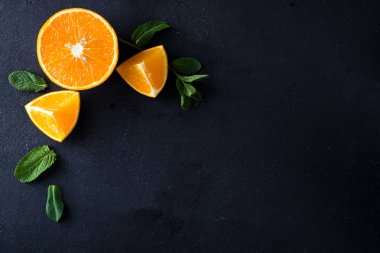 Narenciye dilimleri ve Nane otlar