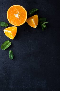 Narenciye dilimleri ve Nane otlar