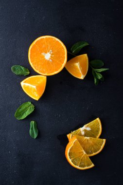 Narenciye dilimleri ve Nane otlar