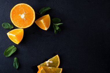 Narenciye dilimleri ve Nane otlar