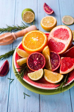 Narenciye meyve tabağına dilimlenmiş