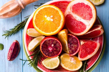 Narenciye meyve tabağına dilimlenmiş