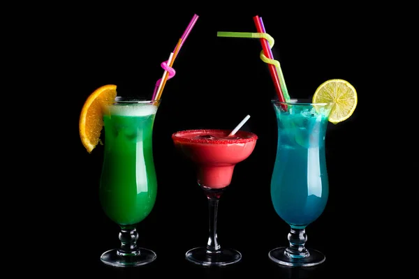 Tres cócteles refrescantes coloridos — Foto de Stock