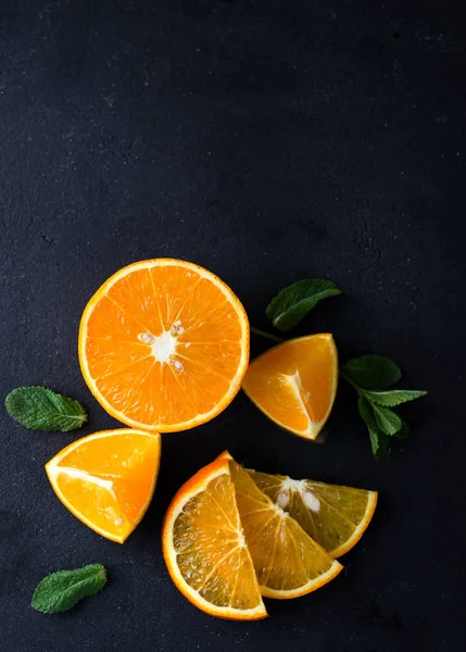 Rebanadas de cítricos y hierbas de menta — Foto de Stock