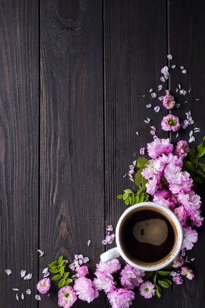 Kahve fincanı ile çerçeve çiçek