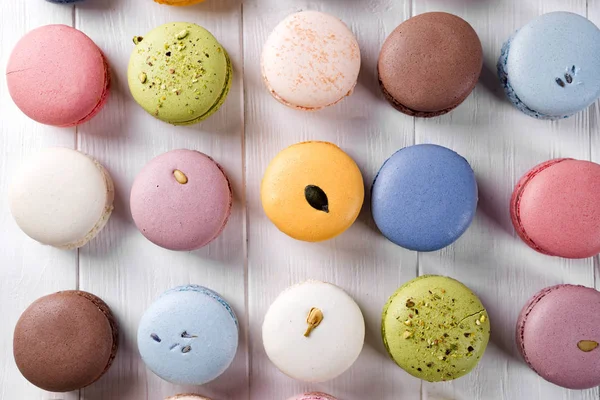 Traditionelle farbenfrohe französische Macarons — Stockfoto