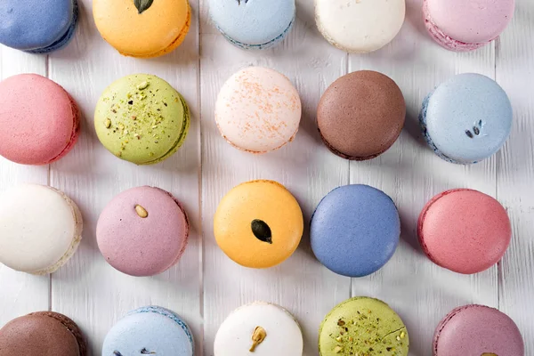 Traditionelle farbenfrohe französische Macarons — Stockfoto