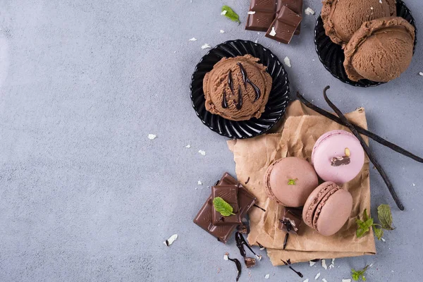 Шоколадные миндалины с мороженым — стоковое фото