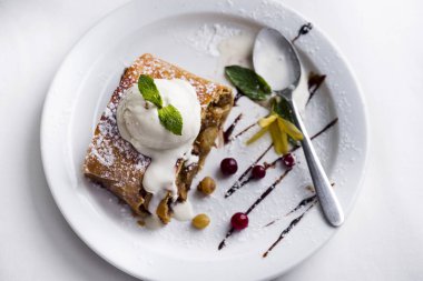 Elmalı turta ve dondurma.