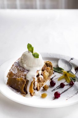 Elmalı turta ve dondurma.