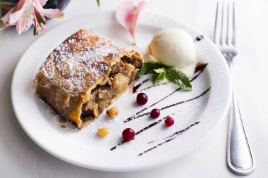 Elmalı turta ve dondurma.