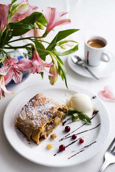 Apple strudel with ice cream — Stock Photo, Image