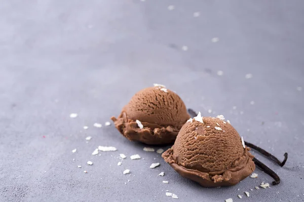Scoop of chocolate ice cream — Stock Photo, Image