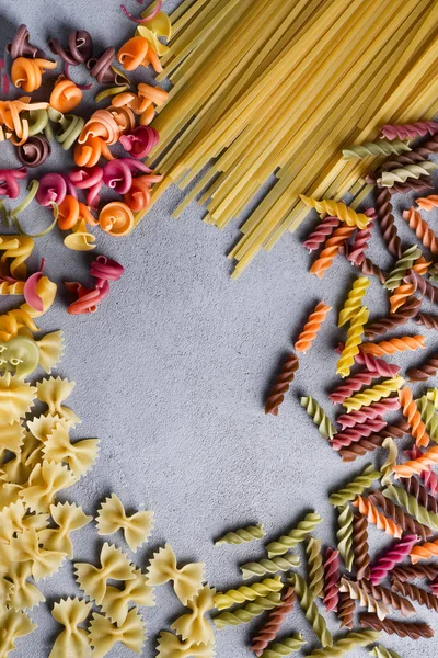 Різні типи сухі італійські макарони — стокове фото