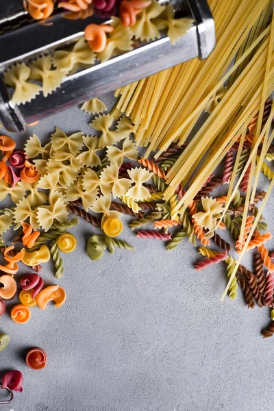 Máquina de massas na mesa da cozinha — Fotografia de Stock