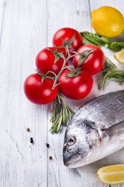 Taze çiğ balık dorado