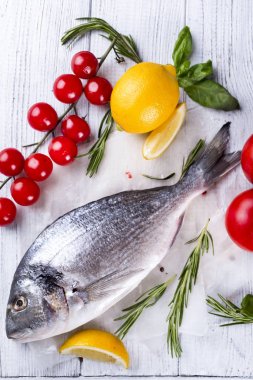 Taze çiğ balık dorado