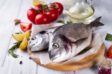 Taze çiğ balık dorado