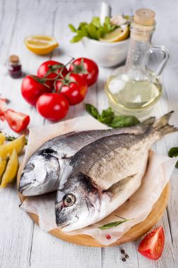 Taze çiğ balık dorado