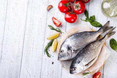 Taze çiğ balık dorado