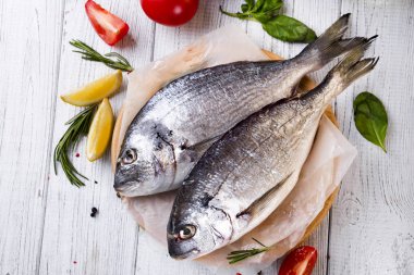 Taze çiğ balık dorado