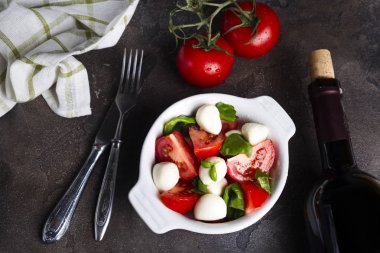 Taze İtalyan caprese salatası.