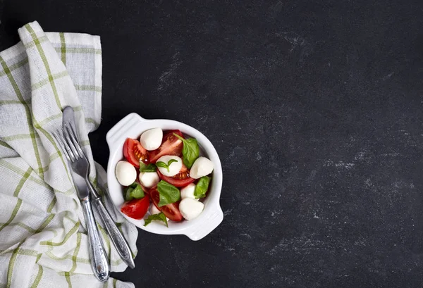Taze İtalyan caprese salatası. — Stok fotoğraf