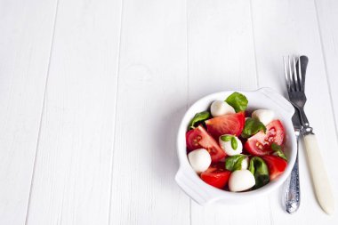 geleneksel caprese salatası