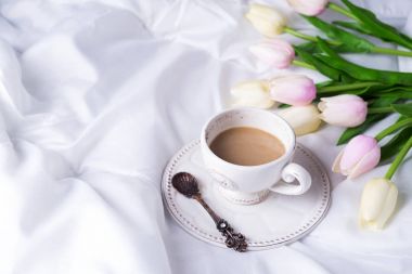 Pembe Laleler ve kahve fincanı