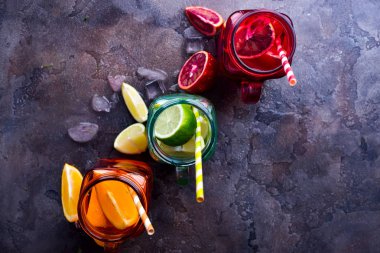 Üç mason kavanoza gözlük