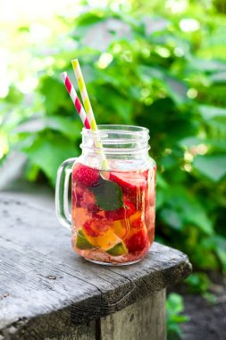 Detoks suyu şişelerde