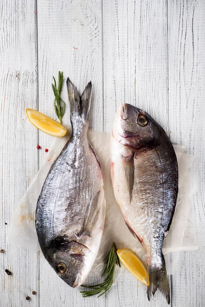 Pesci freschi con limone , — Foto Stock