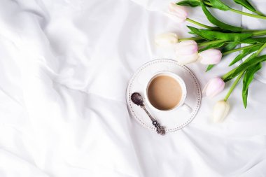 Pembe Laleler ve kahve fincanı