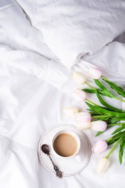 Pembe Laleler ve kahve fincanı