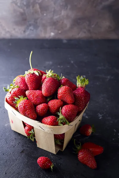 Frische Erdbeeren in einer Holzkiste — Stockfoto