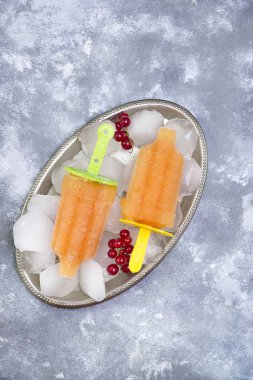 Ev yapımı sarı popsicles