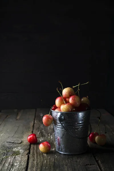 Balde com cerejas frescas — Fotografia de Stock