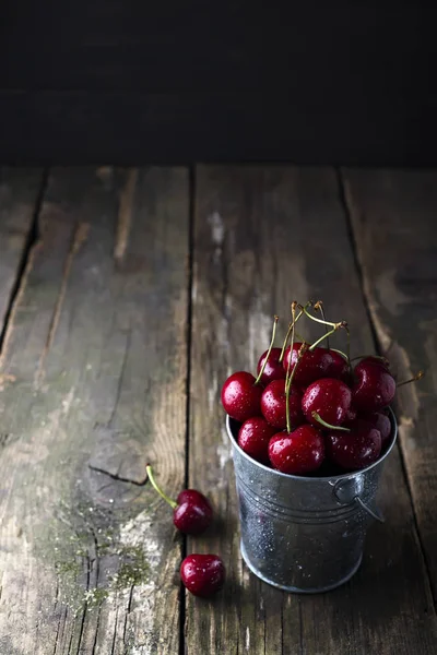 Fresh red Cherries on wooden table with water drops — Stock Photo, Image
