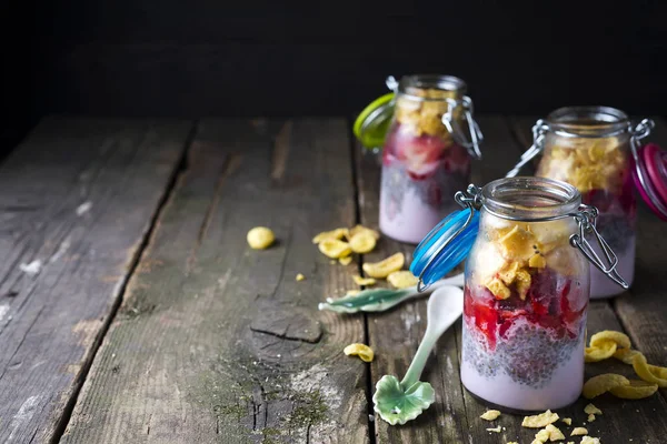 Ovesné müsli jogurt s čerstvým ovocem — Stock fotografie